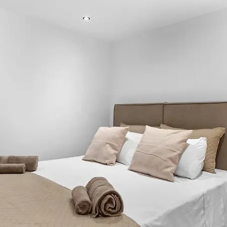 Chris - Malona * Malona Village